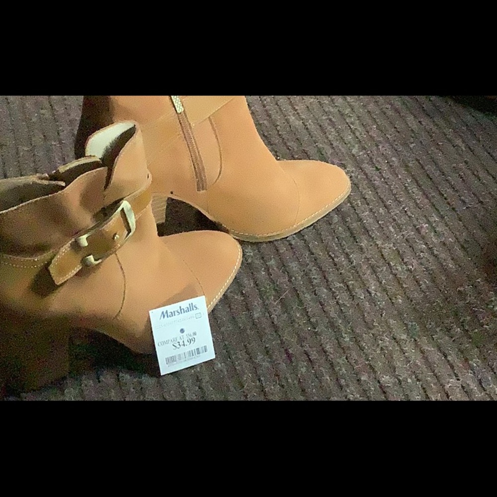 Woman’s size 8 boots